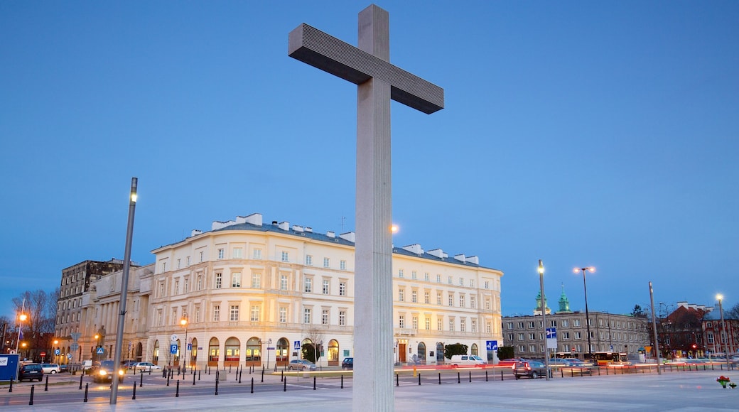 Plaza Pilsudski que incluye una plaza y elementos religiosos