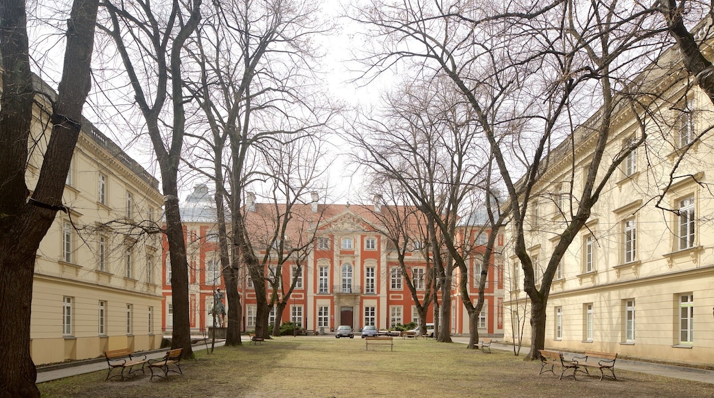 Università di Varsavia mostrando giardino