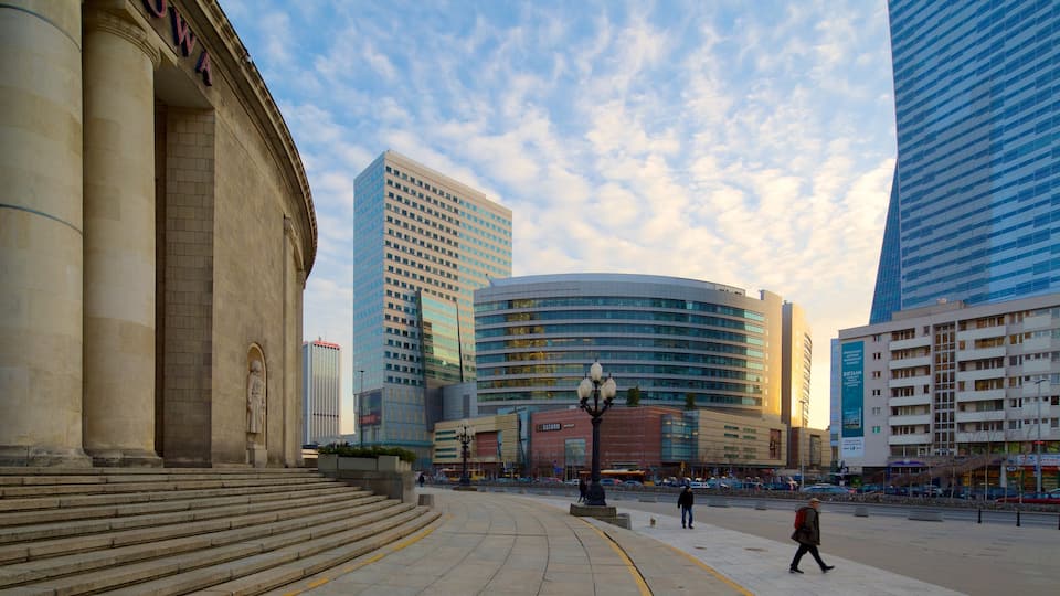Palacio de la Cultura y las Ciencias mostrando una ciudad