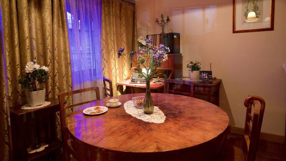 Warsaw Uprising Museum showing interior views