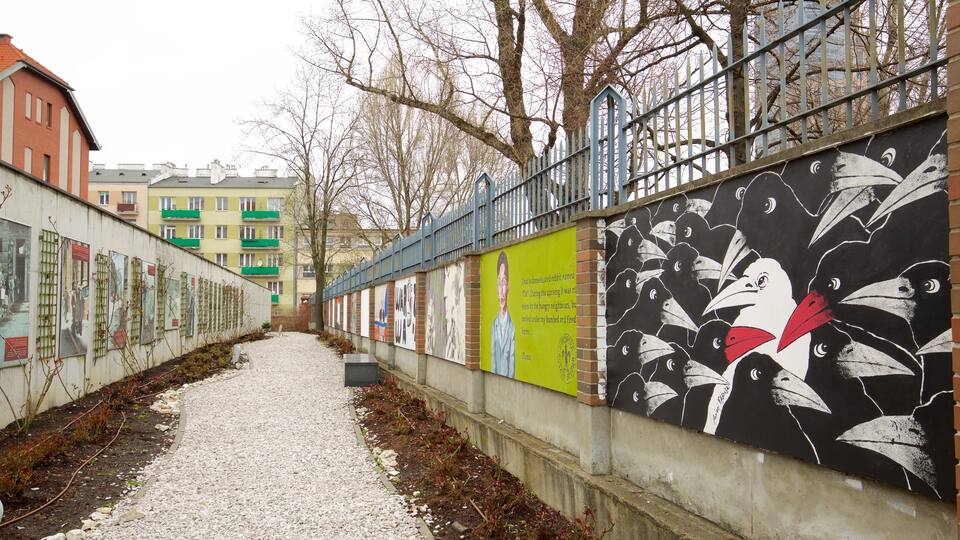 Warsaw Uprising Museum showing outdoor art