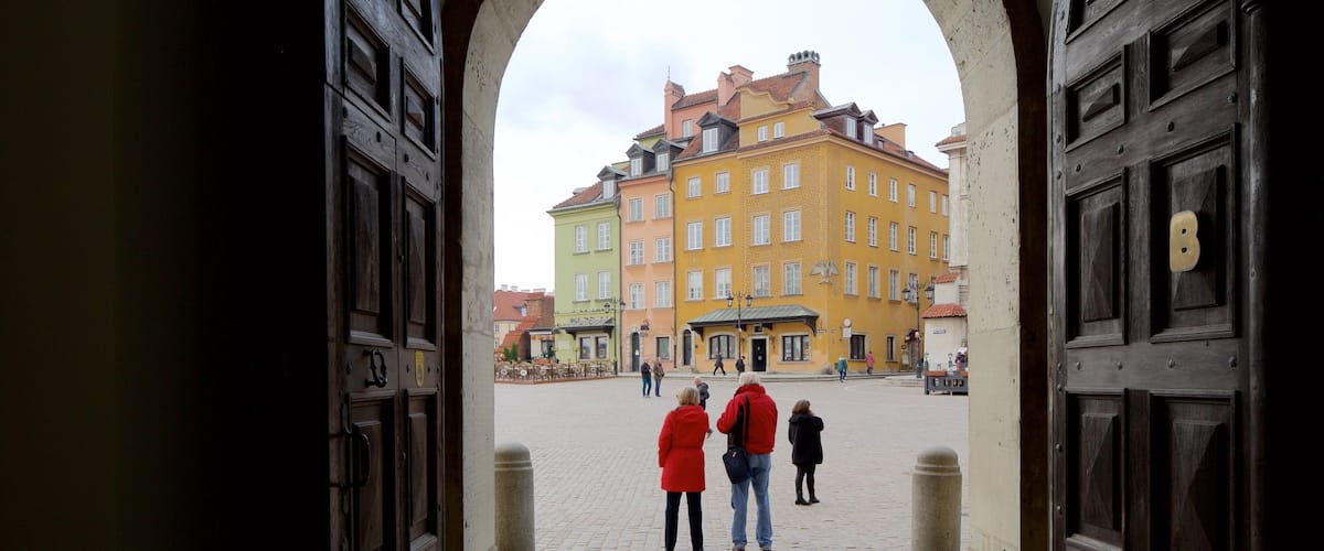 Place du Château montrant patrimoine historique aussi bien que petit groupe de personnes