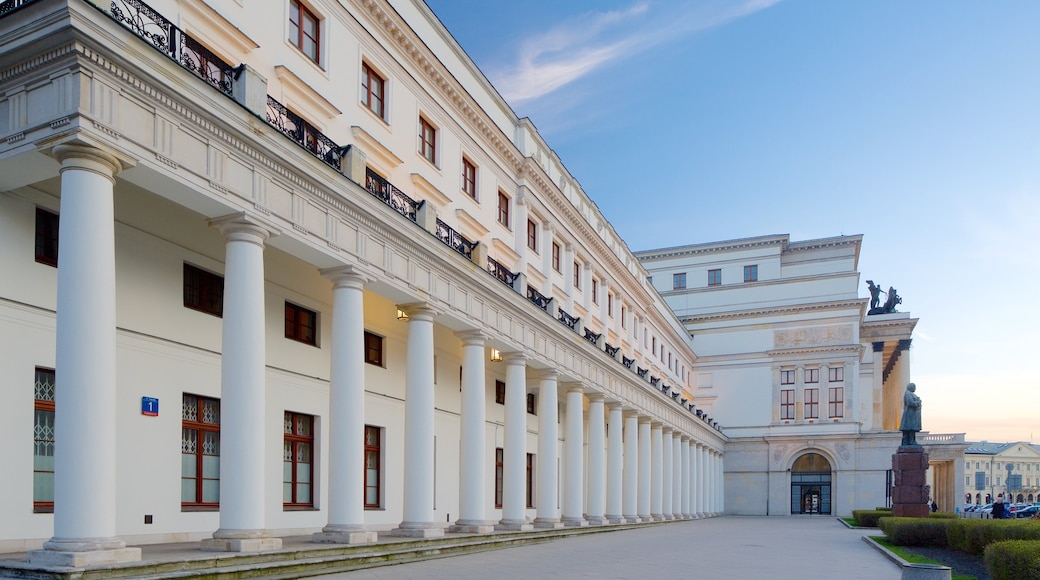 Teatro Nacional ofreciendo escenas de teatro y arquitectura patrimonial