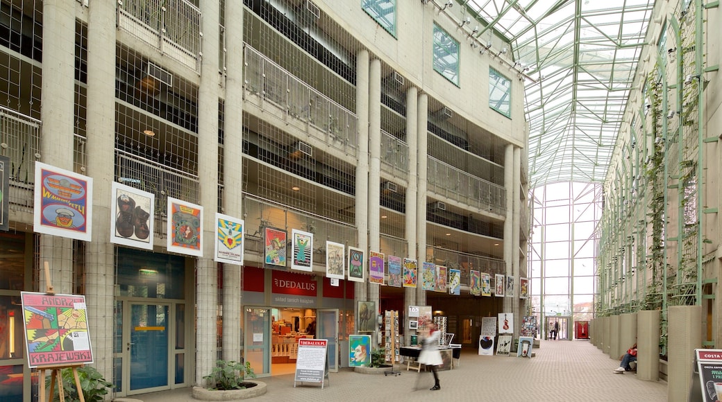 Biblioteca de la Universidad de Varsovia que incluye señalización y vistas interiores