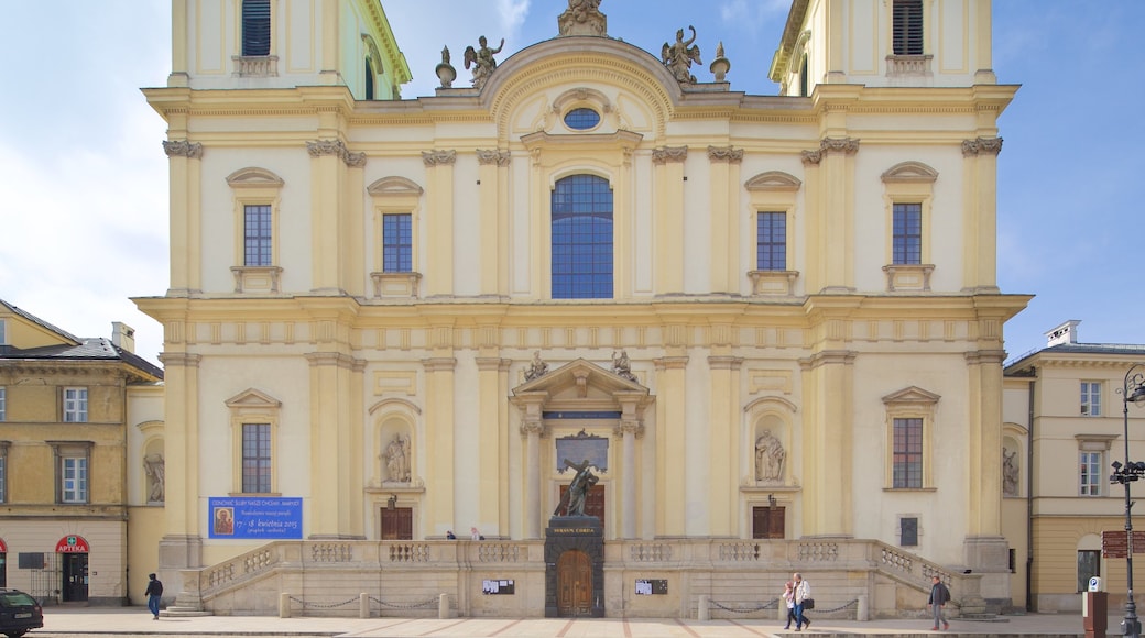 Holy Cross Church ofreciendo elementos patrimoniales, una iglesia o catedral y arquitectura patrimonial