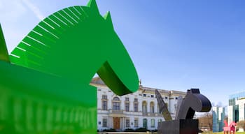 Polnische Nationalbibliothek welches beinhaltet Outdoor-Kunst