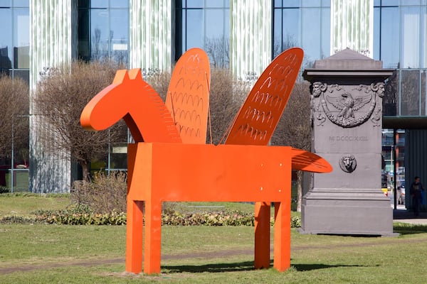 Polnische Nationalbibliothek welches beinhaltet Outdoor-Kunst