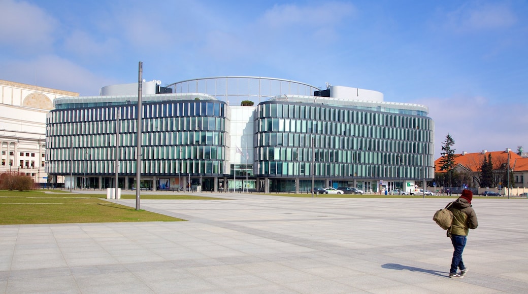 Pilsudski-torget som visar ett torg såväl som en man