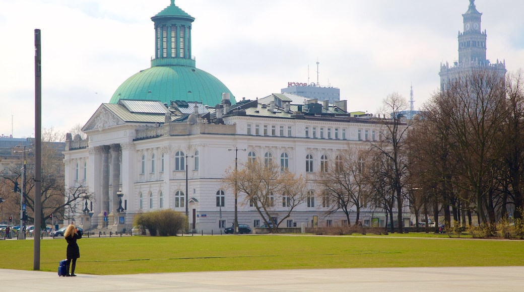 Pilsudski-plassen fasiliteter samt historisk arkitektur