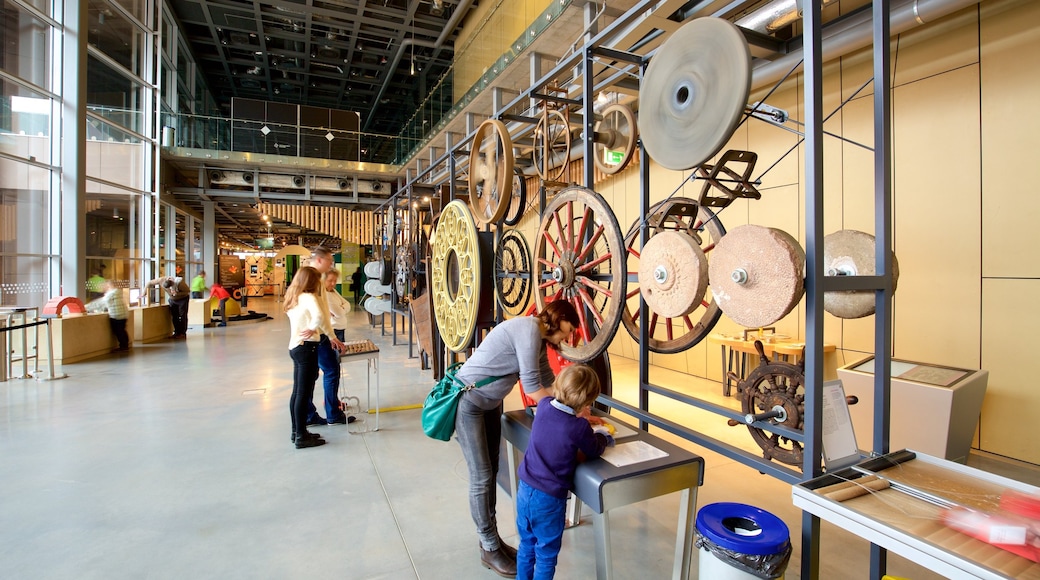 Copernicus Science Centre som inkluderar interiörer såväl som en liten grupp av människor