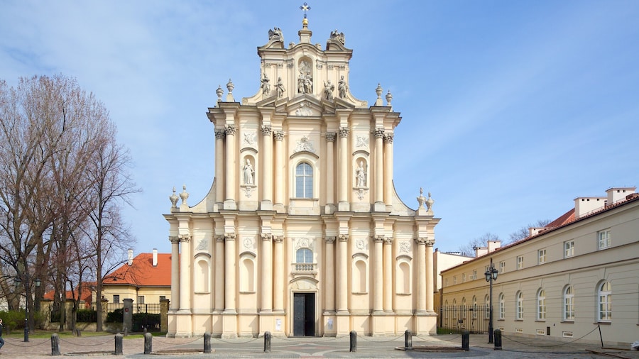 Varsovia que incluye arquitectura patrimonial, una iglesia o catedral y elementos patrimoniales