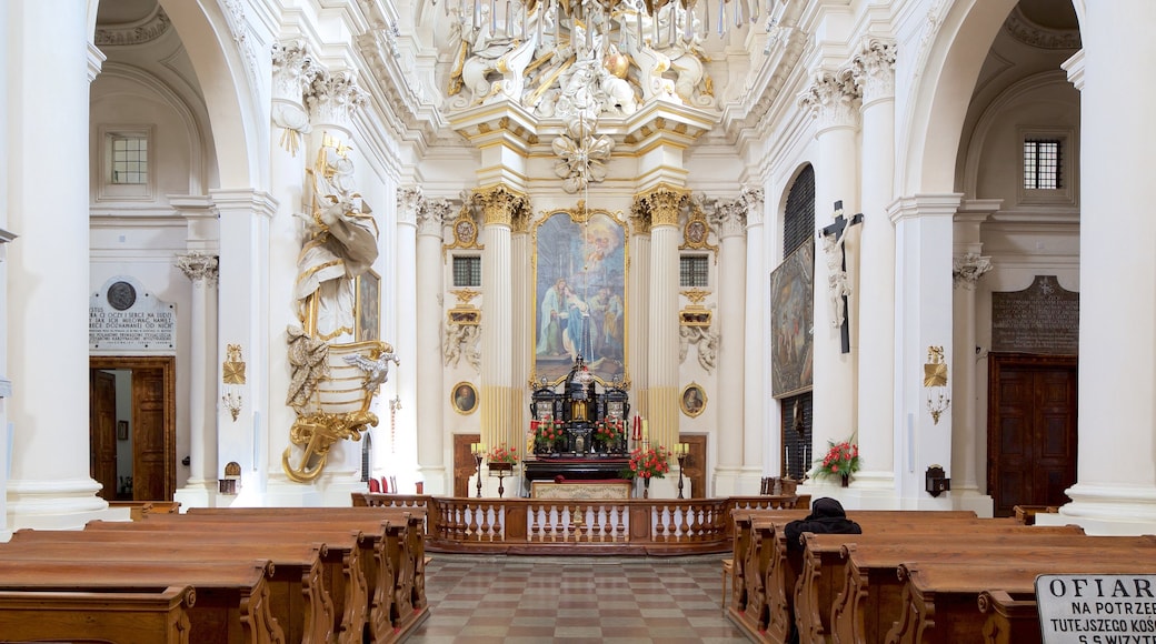 Warszawa som inkluderar en kyrka eller katedral, historisk arkitektur och interiörer