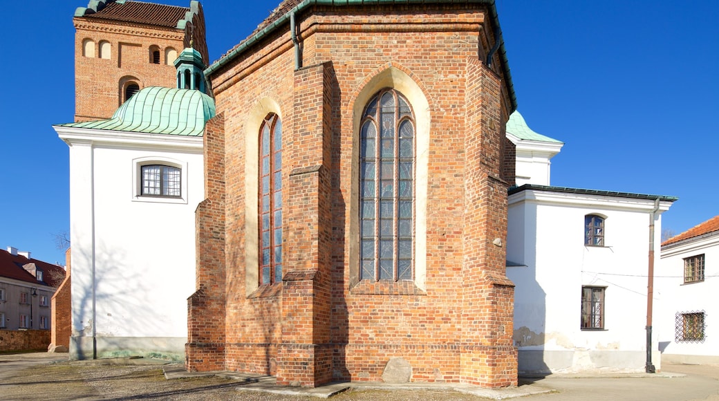 Warszawa som visar historiska element och en kyrka eller katedral