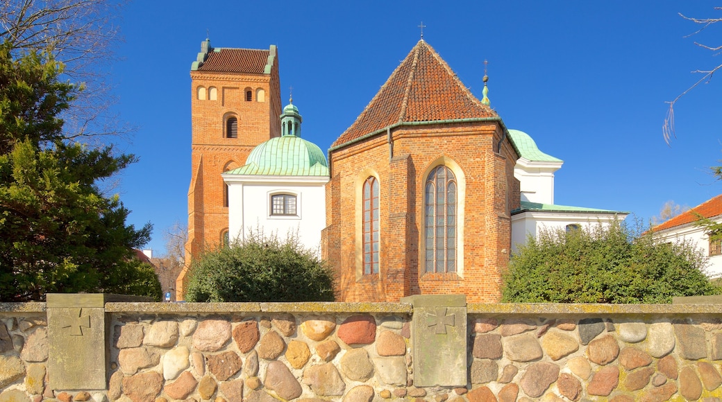 Warszawa som visar en kyrka eller katedral och historiska element