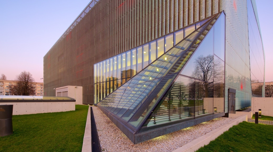 Varsovia que incluye una puesta de sol y arquitectura moderna