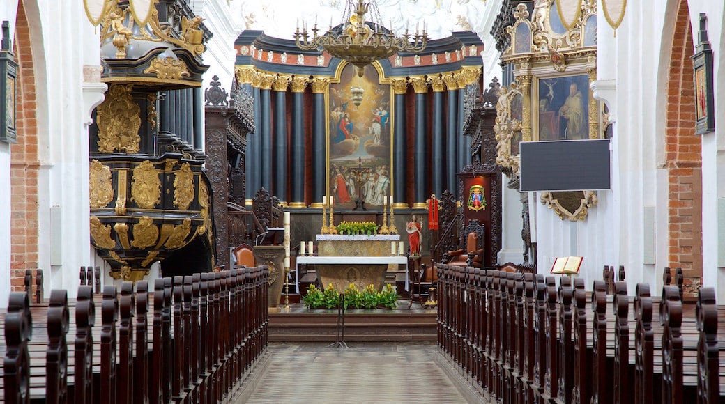 Oliwa katedralen som visar en kyrka eller katedral, historiska element och interiörer