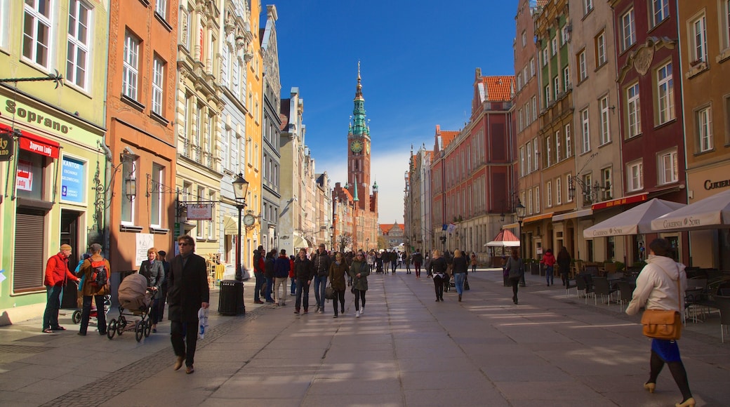 Municipio principale di Gdansk mostrando strade