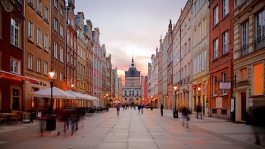 Gdansk som visar gatuliv och en solnedgång