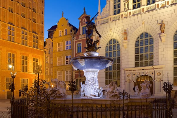 Fontaine de Neptune mettant en vedette scĂšnes de nuit et fontaine