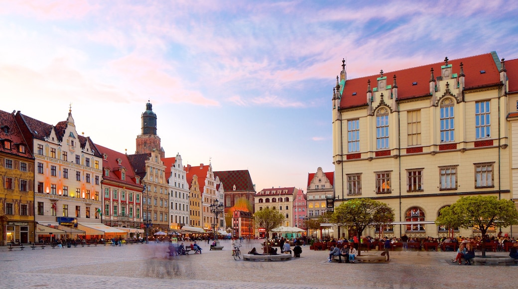 Piazza del mercato di Wroclaw mostrando piazza e tramonto