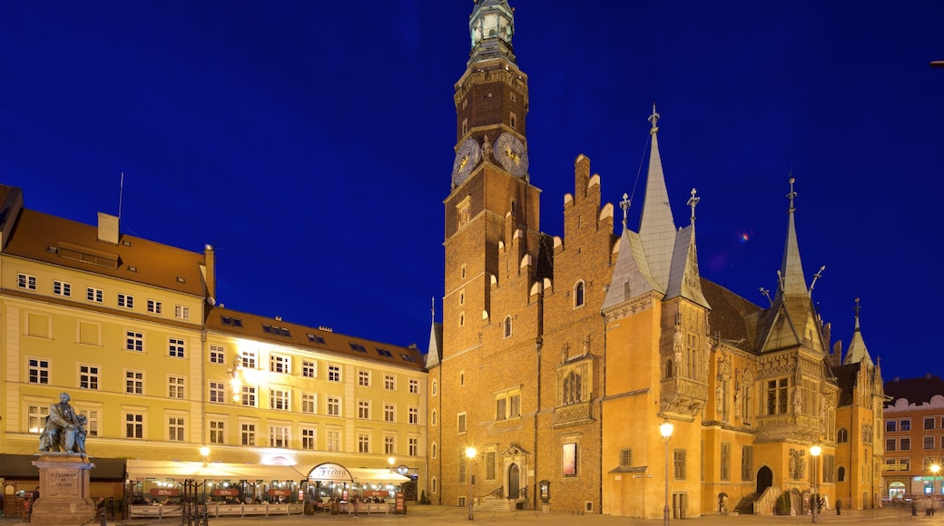 Wroclaw Town Hall som visar historisk arkitektur, nattliv och historiska element