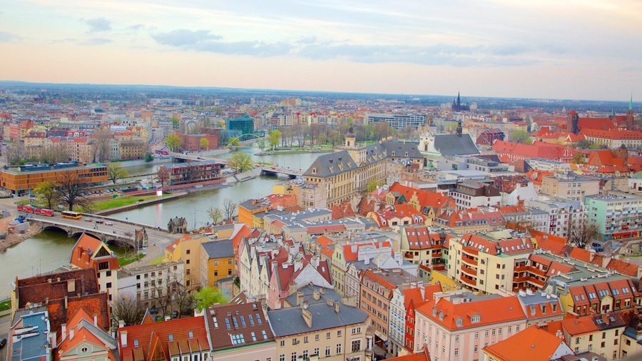 Wroclaw ofreciendo un río o arroyo y una ciudad