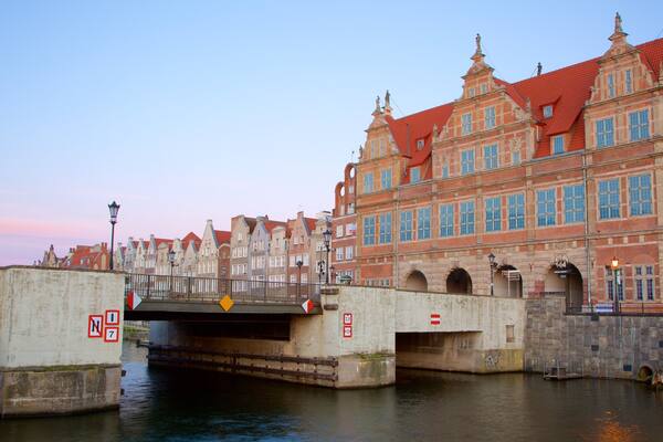 Green Gate mit einem Fluss oder Bach und Brücke