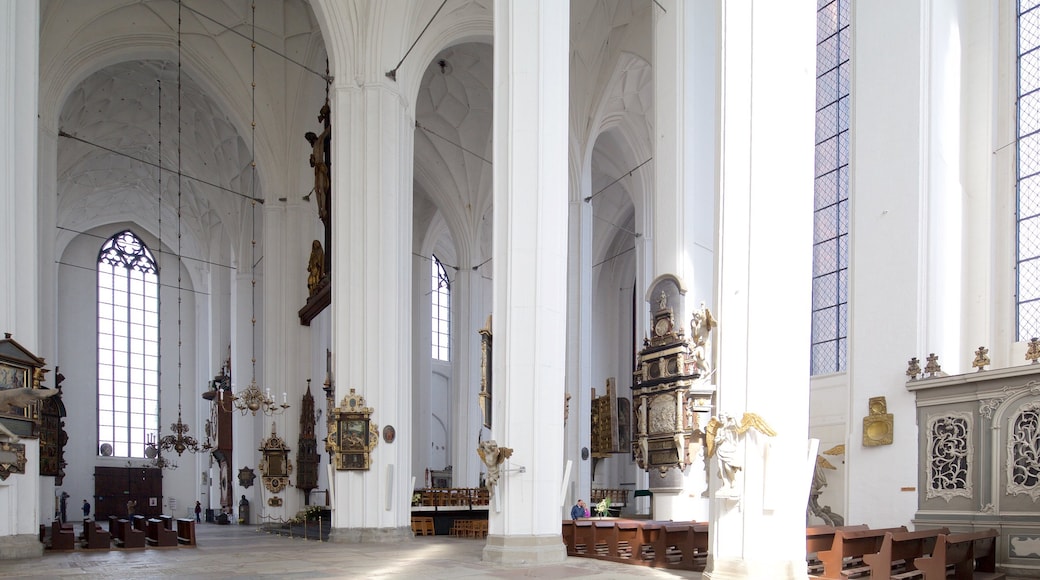 St. Mary\'s Church som inkluderar historiska element, interiörer och en kyrka eller katedral