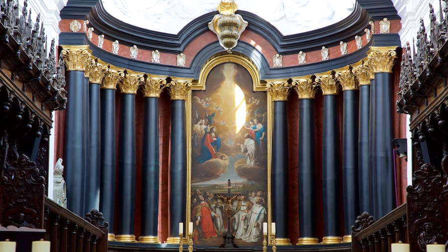 Catedral de Oliwa que incluye vistas interiores, arte y una iglesia o catedral
