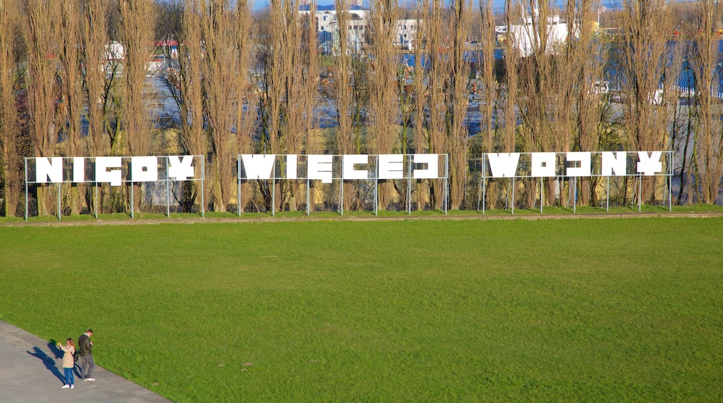 Westerplatte-monumentet som visar en trädgård och skyltar