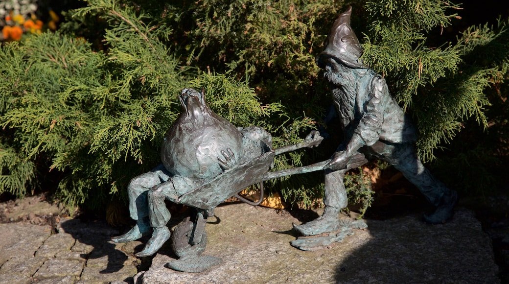 Botanisk trädgård som visar en staty eller skulptur och en park