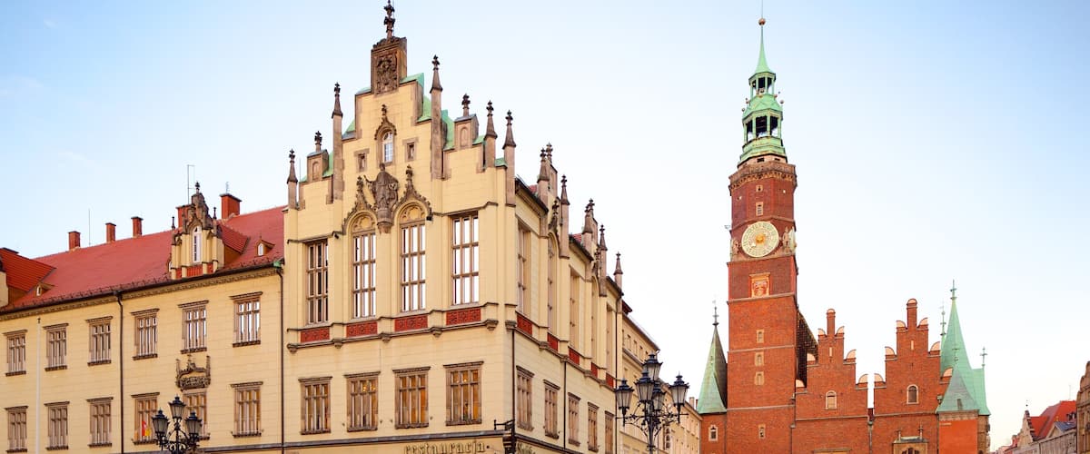 Breslau Rathaus welches beinhaltet Platz oder Plaza und Straßenszenen