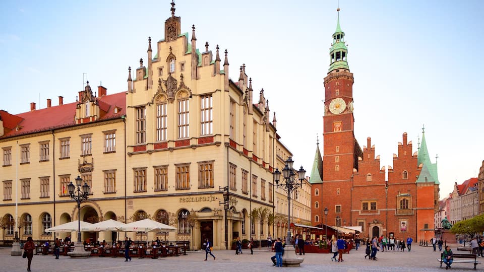 Wrocław rådhus som inkluderer gatescener og torg eller plass