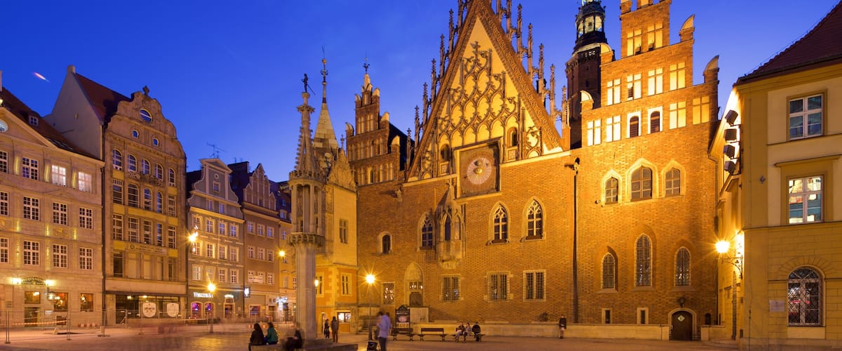 HĂŽtel de ville de Wroclaw montrant square ou place et scĂšnes de nuit