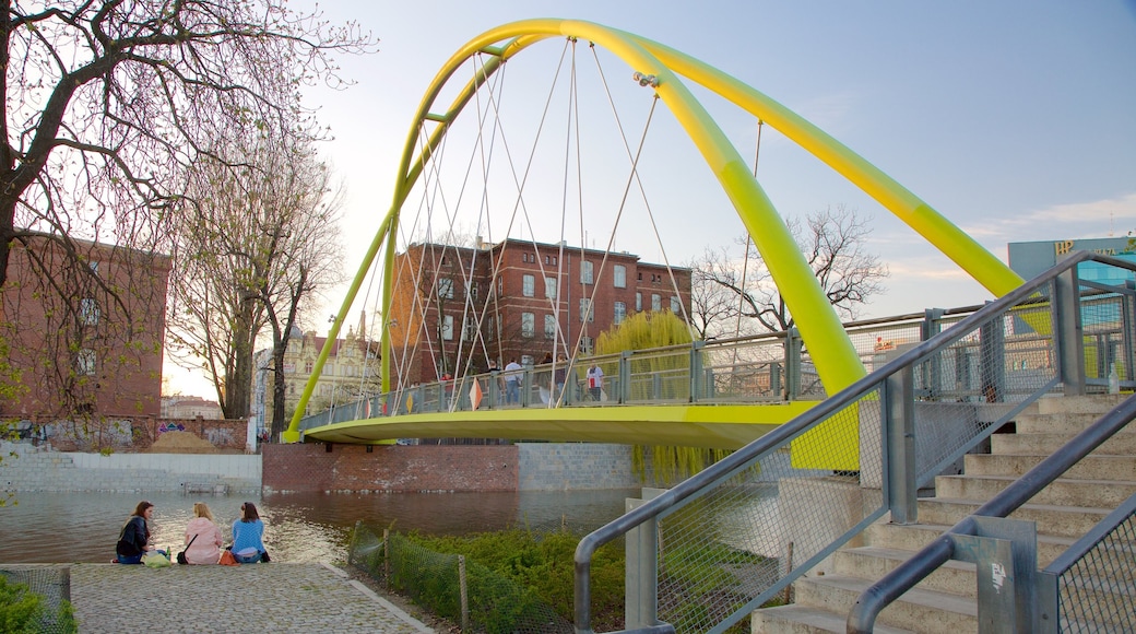 Wroclaw som inkluderar en å eller flod och en bro