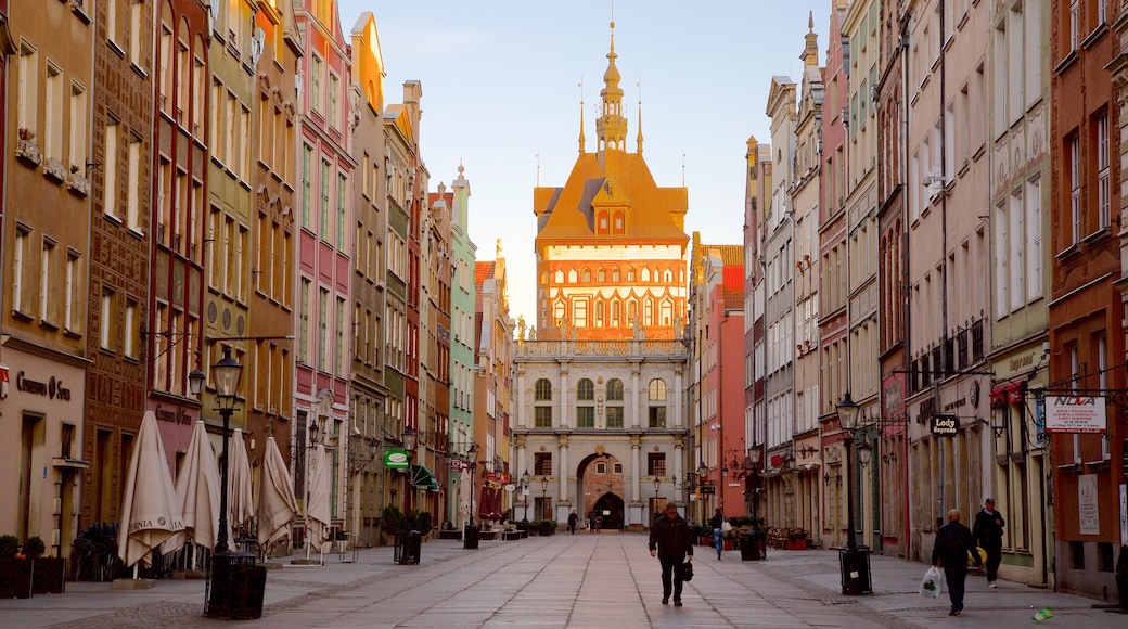 Gdansk showing street scenes