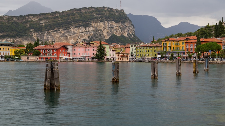 Riva del Garda che include lago o sorgente d\'acqua