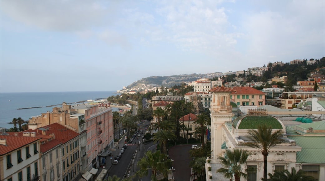 San Remo que incluye una ciudad y vistas generales de la costa