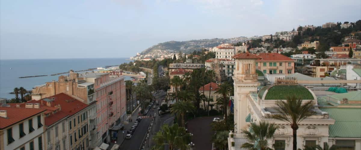 San Remo mettant en vedette vues littorales et ville
