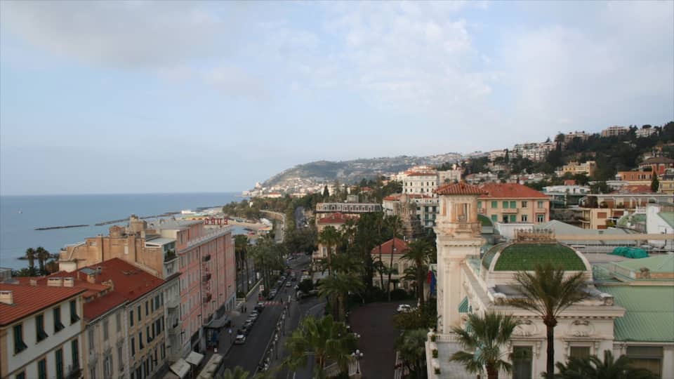 San Remo mostrando una ciudad y vista general a la costa