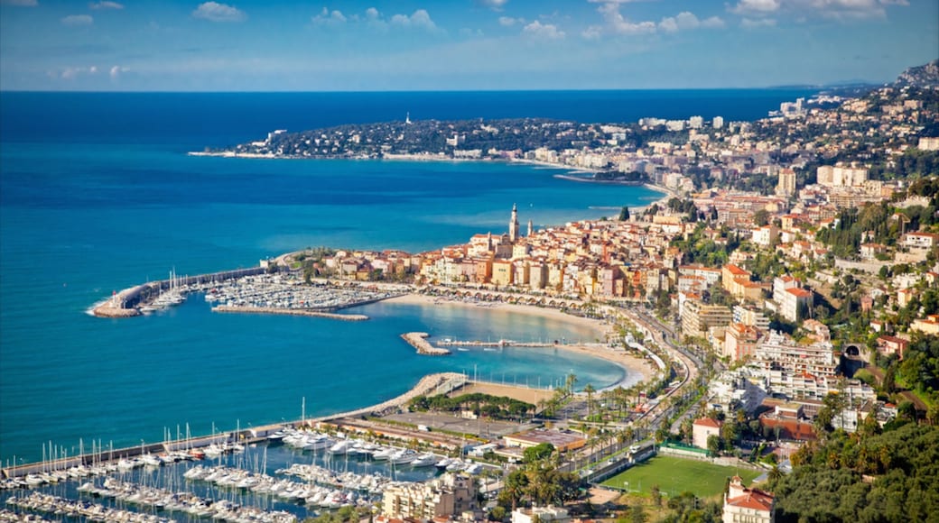 San Remo mostrando vistas de una costa, un puerto deportivo y una ciudad