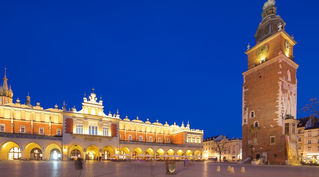 Tour de l\'Hôtel de ville qui includes scènes de nuit et patrimoine historique