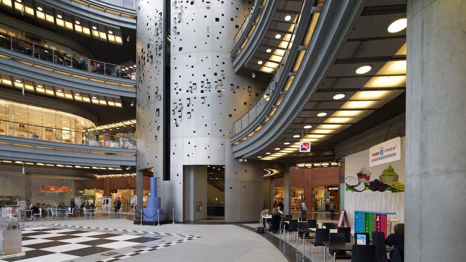 Centro comercial y artístico Stary Browar ofreciendo vistas interiores y compras