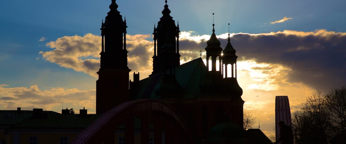 Pyhän Pietarin ja Pyhän Paavalin basilika joka esittää auringonlasku ja vanha arkkitehtuuri