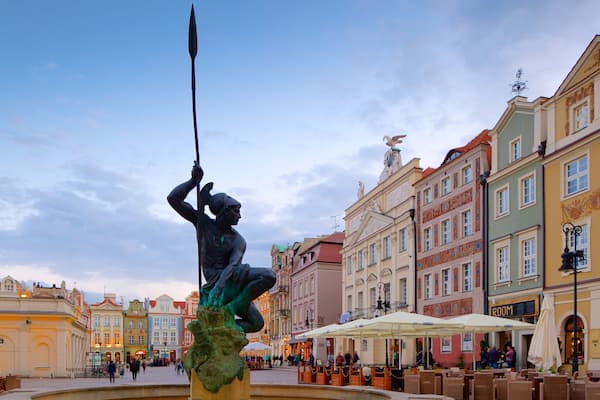 Stary Rynek showing a statue or sculpture and a square or plaza