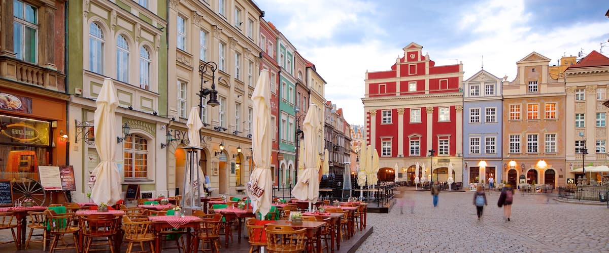 Stary Rynek showing a square or plaza and outdoor eating