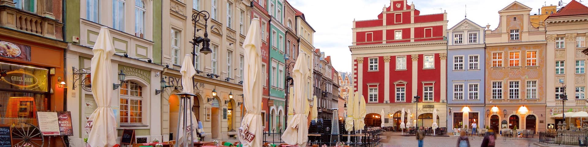 Stary Rynek showing a square or plaza and outdoor eating