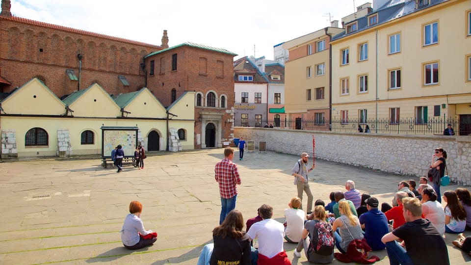Kazimierz som viser torg eller plass i tillegg til en liten gruppe med mennesker