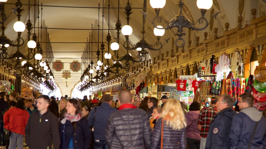 Halle aux draps montrant marchés aussi bien que important groupe de personnes