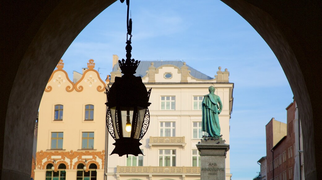 Cloth Hall caracterizando uma estátua ou escultura